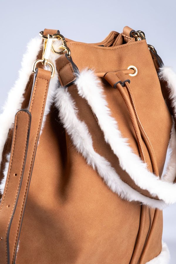 Peluş Detaylı Vegan Taba Süet Bucket Ayarlanabilir El ve Omuz Çantası