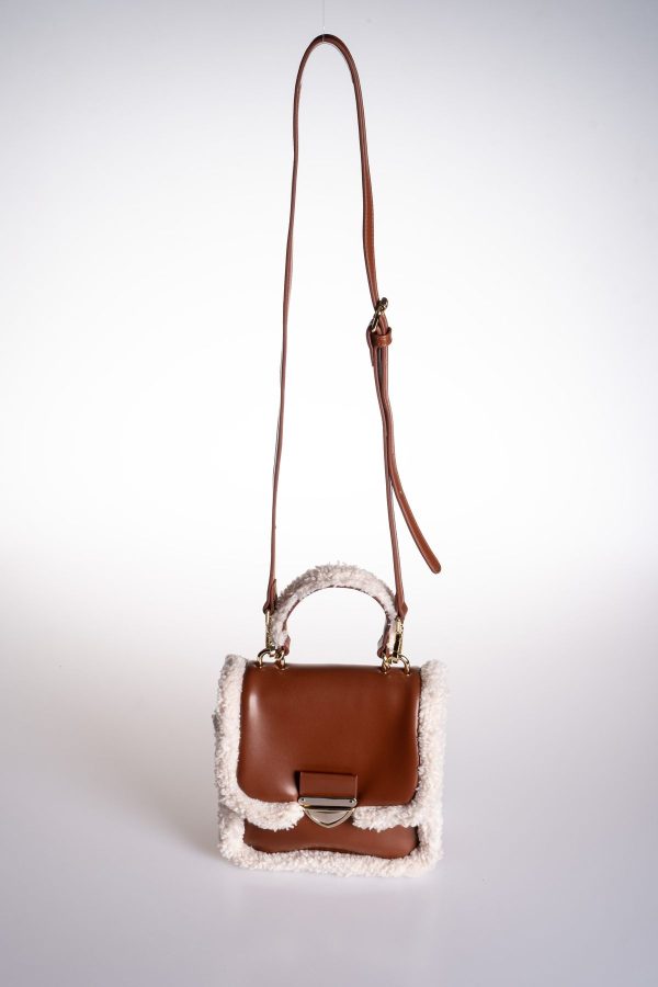 Peluş Detaylı Taba Vegan Deri Kapaklı Ayarlanabilir El ve Omuz Çantası