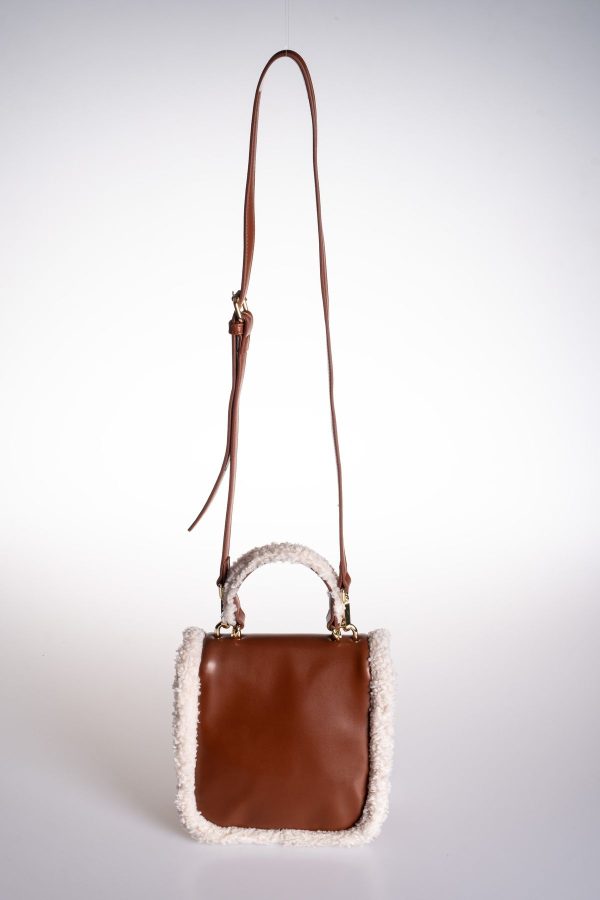 Peluş Detaylı Taba Vegan Deri Kapaklı Ayarlanabilir El ve Omuz Çantası