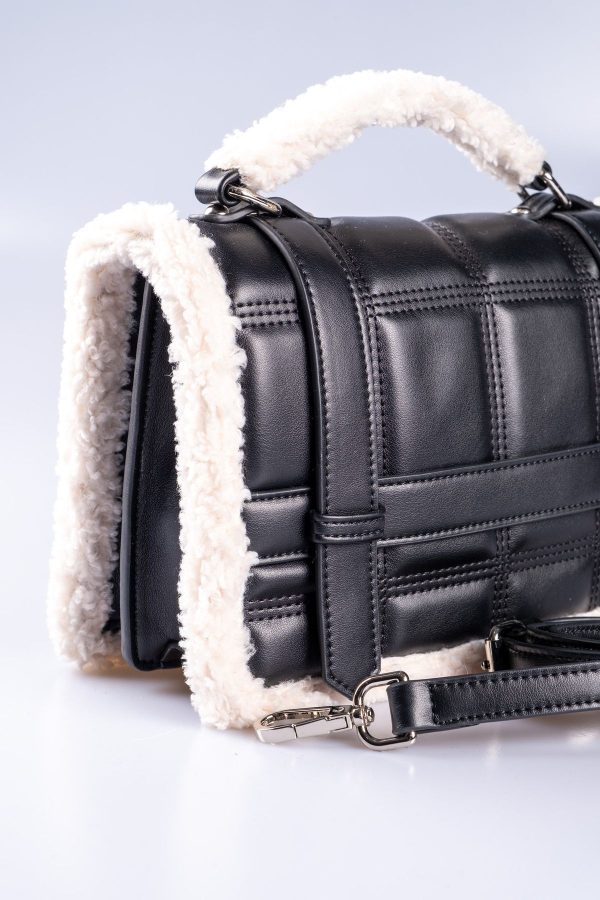 Peluş Detaylı Vegan Siyah Deri Kapaklı Ayarlanabilir El ve Omuz Çantası